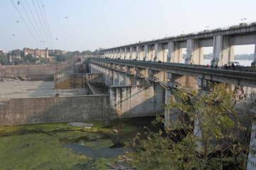 Removing oil released over the Chambal river