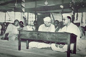 Congress, BJP spar over �snooping� on Netaji�s relatives