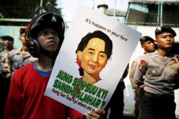 Myanmar escorts 700 migrants toward Rakhine