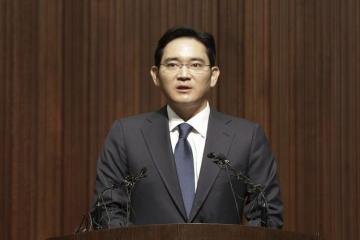 Samsung heir apologises in public for MERS spread