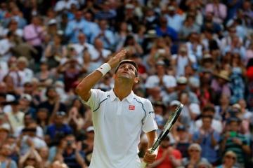 Clinical Djokovic advances at Wimbledon