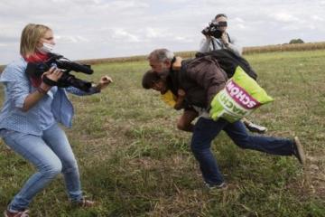 Hungary camerawoman fired for kicking refugee