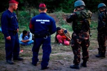 Hungarian police detain over 9,000 refugees