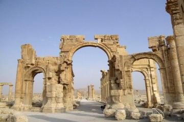 IS destroys ancient Palmyra arch