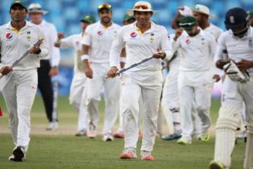 Pakistan beat England in nail-biting finish
