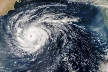 Rare cyclone batters Yemen, thousands flee homes