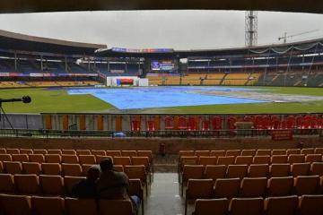 Rain washes out morning session of third day's play