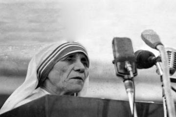 �Mother Teresa to be made saint in September�