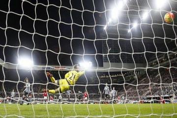 Newcastle checks Manchester United