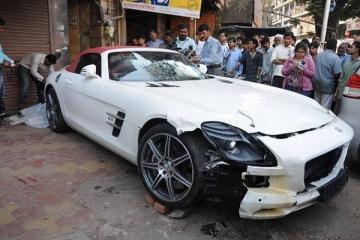 Five injured by a speeding Mercedes in Mumbai