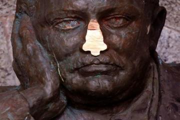 Oxford college refuses to remove Rhodes statue