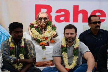 Rahul Gandhi joins protesters at Hyderabad varsity